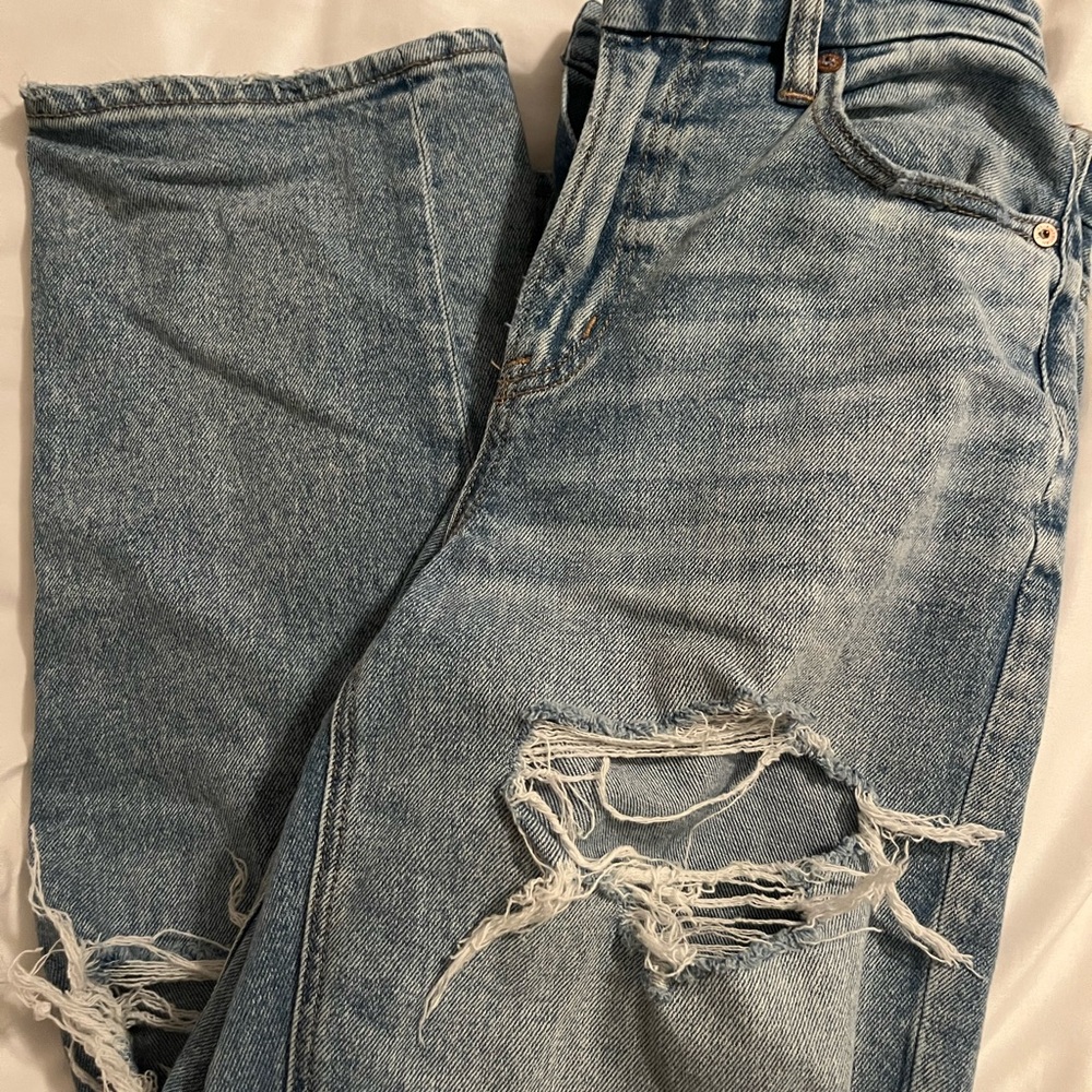 AMERICAN EAGLE RIPPED STRAIGHT LEG JEANS